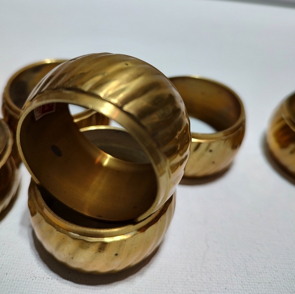 Brass ribbed napkin rings - Picture 9 of 10